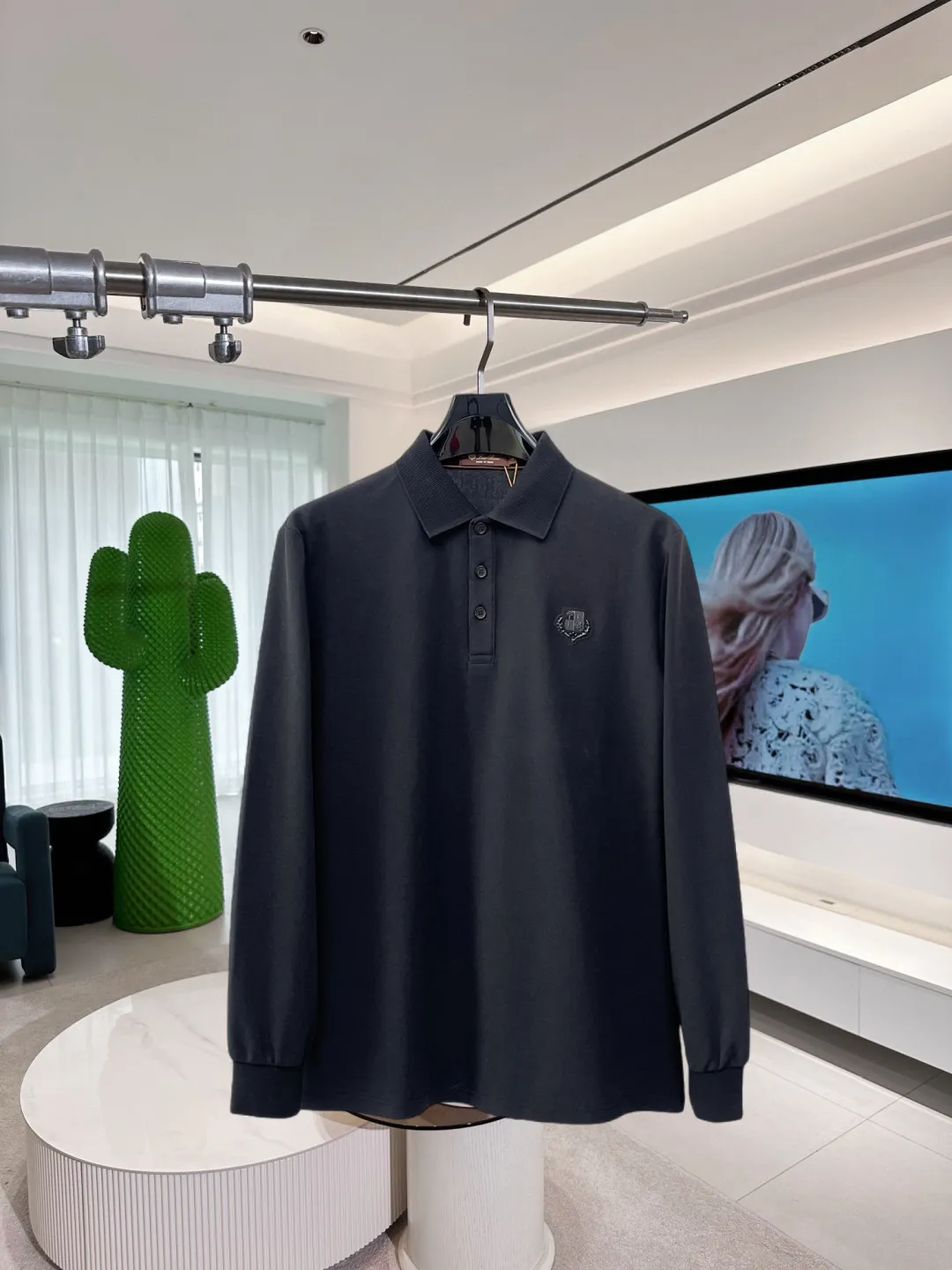 LP New Arrival long-sleeved Polo shirt, original fabric, official Same Style, made of pure cotton pique fabric, custom-made in the same vat, feels very comfortable and smooth, very wide and stylish, produced by factory for first-line brands, imported Behringer embroidery machine, embroidery is full and textured, collar and collar ribs are woven with imported yarn, does not deform after long-term wear, the most New Arrival style in autumn and winter, fashionable and individual Super Versatile and good-looking. It is very suitable for both men and women. It is a must-have for everyone. Size: M-XXXL
